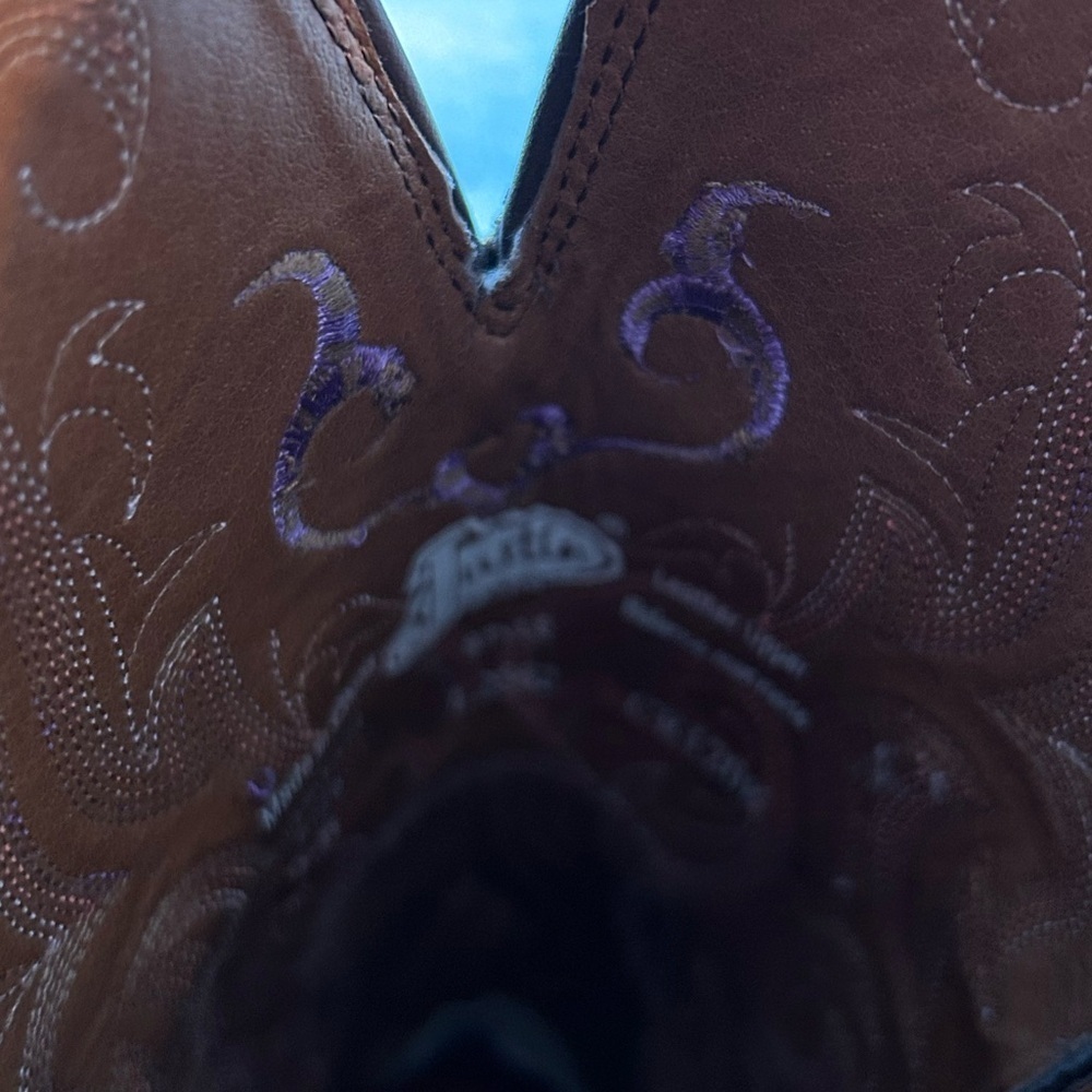 Justin Women’s Leather Cowboy Boots Size 7B Like New Purple Stitching 13.5” tall - Picture 5 of 16